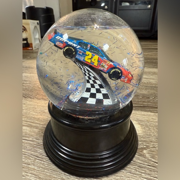 2003 Character Collectibles Jeff Gordon #24 DUPONT Glitter Globe - Picture 2 of 4
